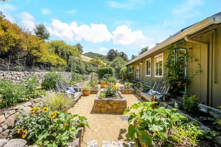 8700 Oak Tree Ln, Castro Valley, California 94552