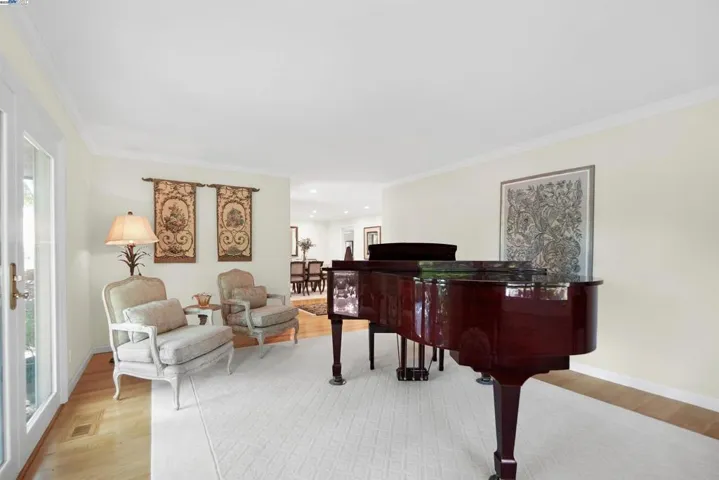 8700 Oak Tree Ln, Castro Valley, California 94552