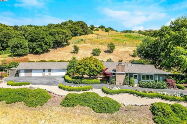 8700 Oak Tree Ln, Castro Valley, California 94552