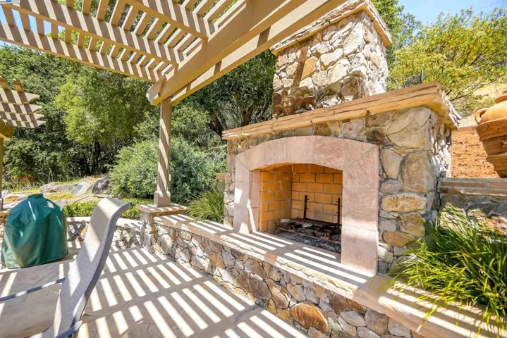 8700 Oak Tree Ln, Castro Valley, California 94552