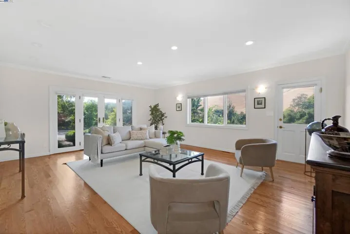 8700 Oak Tree Ln, Castro Valley, California 94552