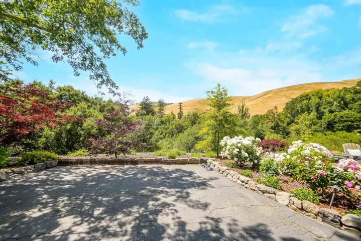 8700 Oak Tree Ln, Castro Valley, California 94552