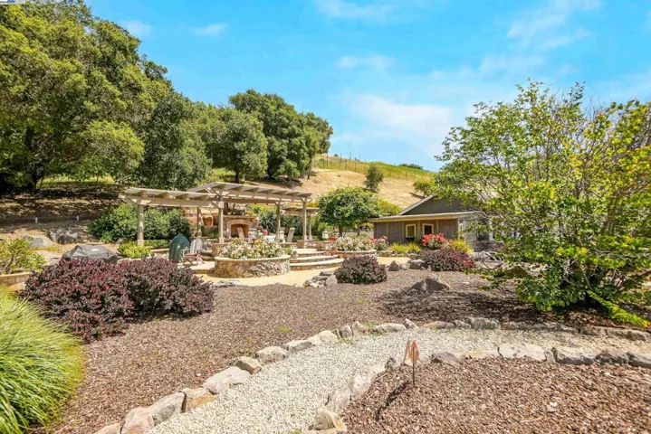 8700 Oak Tree Ln, Castro Valley, California 94552