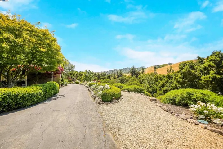 8700 Oak Tree Ln, Castro Valley, California 94552