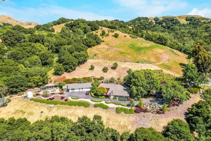 8700 Oak Tree Ln, Castro Valley, California 94552