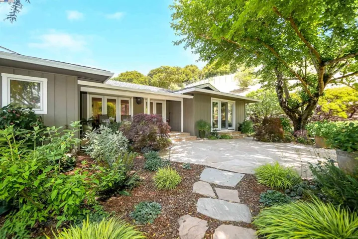 8700 Oak Tree Ln, Castro Valley, California 94552