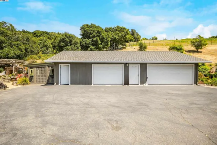 8700 Oak Tree Ln, Castro Valley, California 94552