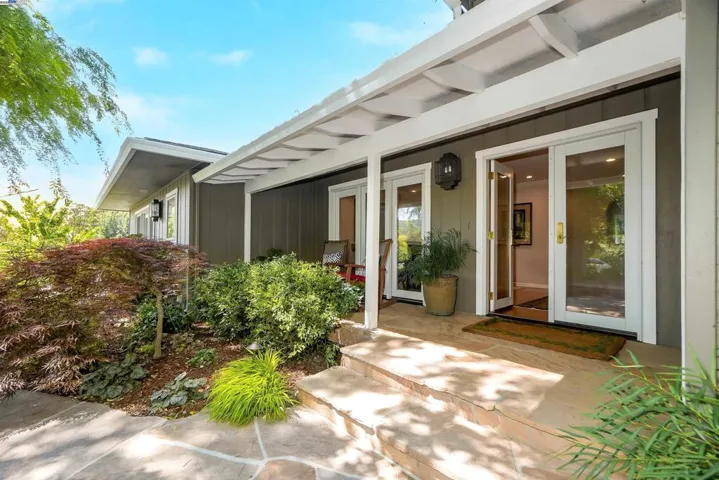 8700 Oak Tree Ln, Castro Valley, California 94552