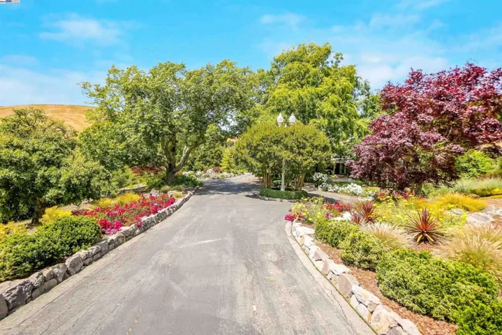 8700 Oak Tree Ln, Castro Valley, California 94552