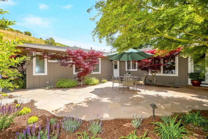 8700 Oak Tree Ln, Castro Valley, California 94552