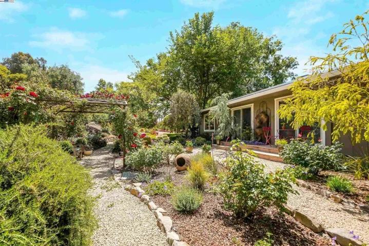 8700 Oak Tree Ln, Castro Valley, California 94552