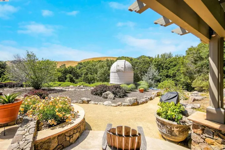 8700 Oak Tree Ln, Castro Valley, California 94552