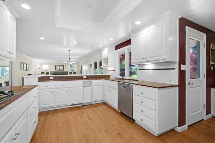 8700 Oak Tree Ln, Castro Valley, California 94552