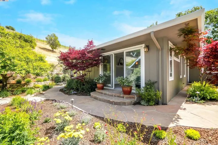 8700 Oak Tree Ln, Castro Valley, California 94552