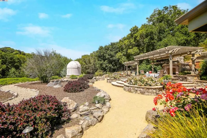 8700 Oak Tree Ln, Castro Valley, California 94552
