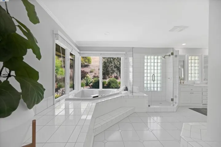 8700 Oak Tree Ln, Castro Valley, California 94552