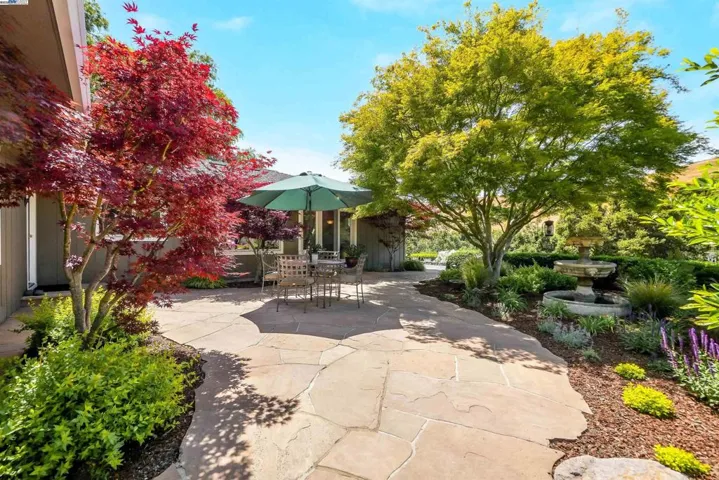 8700 Oak Tree Ln, Castro Valley, California 94552