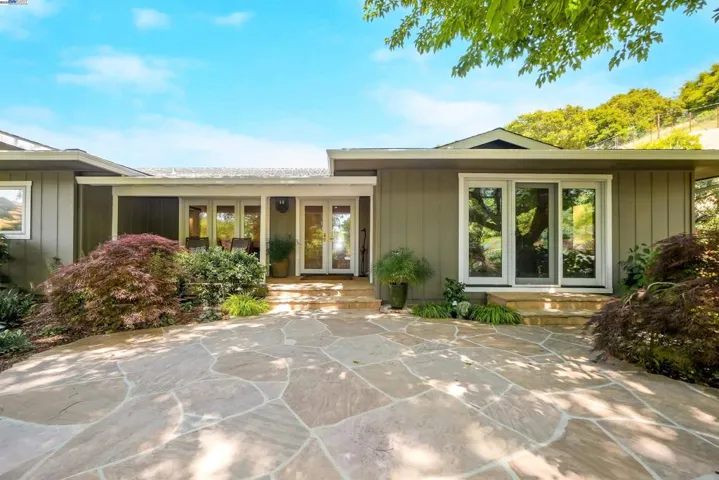 8700 Oak Tree Ln, Castro Valley, California 94552