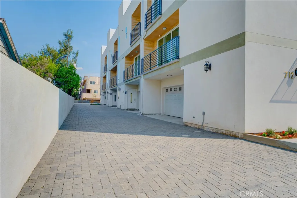 712 N Chestnut Avenue 2, Los Angeles, California 90042 home-pic-2