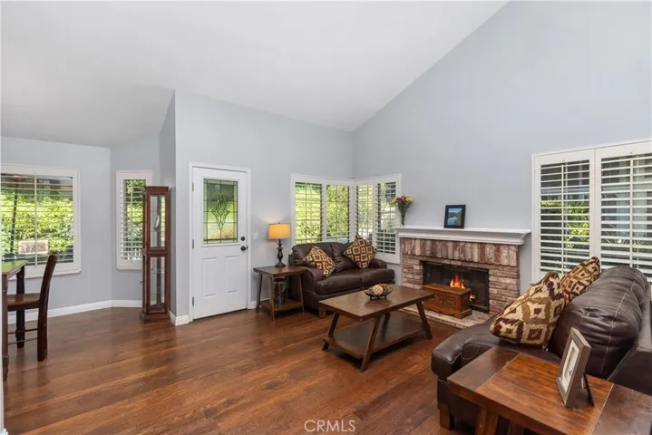 Living Room (vaulted ceilings)