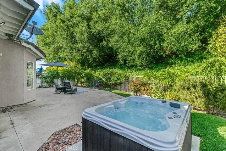 Private back-yard - Hot Tub included!