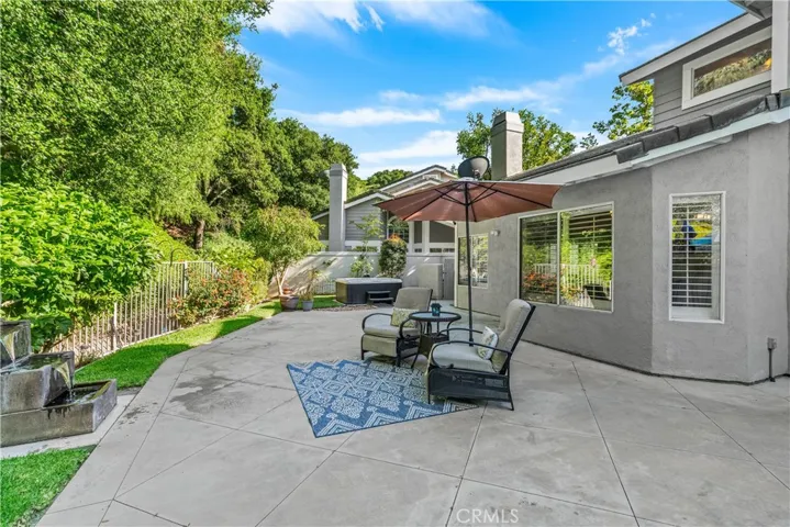 Peaceful back-yard with fountain and Hot Tub!