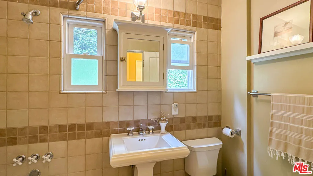 752 Country Club Drive, Burbank, California 91501 home-pic-19