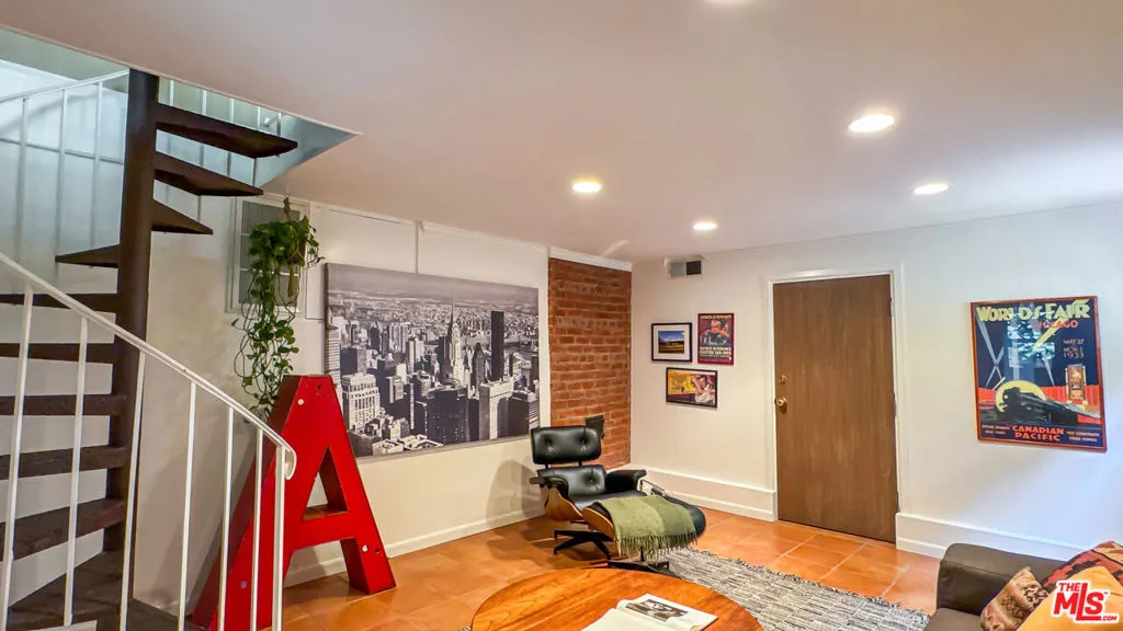 752 Country Club Drive, Burbank, California 91501 home-pic-24