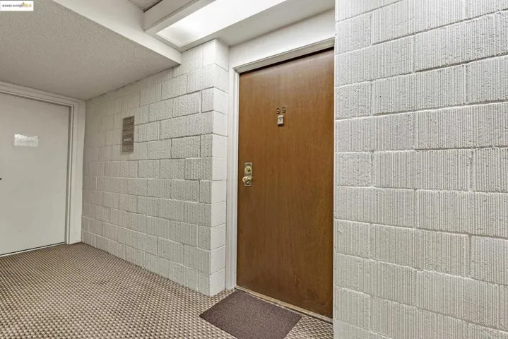 Entrance to 9G