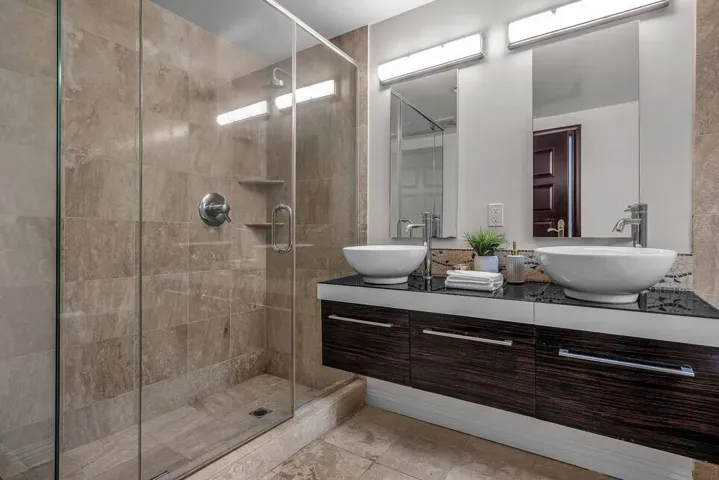 15 - 8420 Blackburn Ave 15-