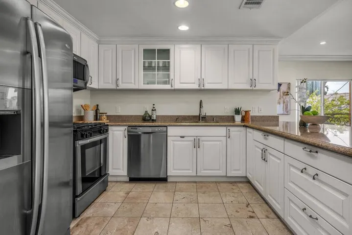 10 - 8420 Blackburn Ave 9-