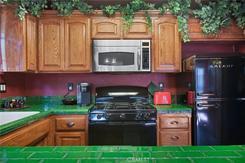 23594 Hillside Drive, Crestline, California 92325 home-pic-5