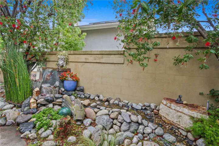 Large Front Yard with fountaine / creek