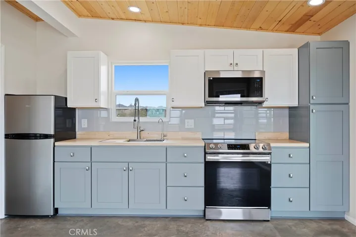 57628 Pine Street, Landers, California 92285