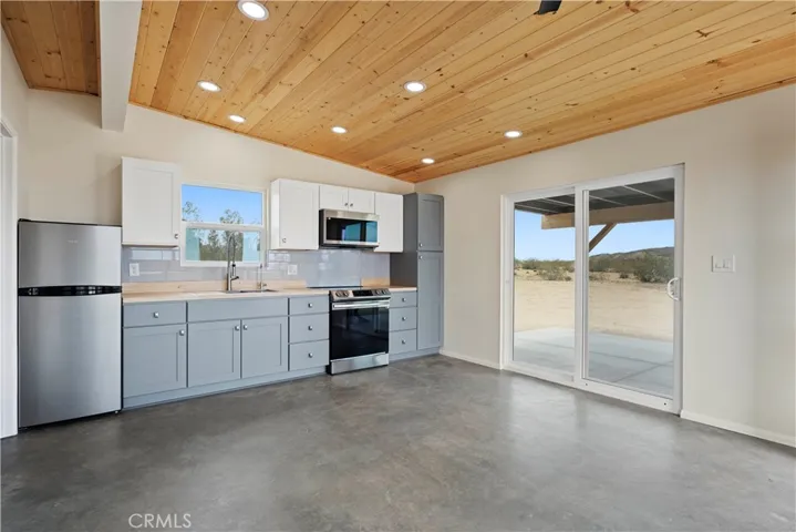 57628 Pine Street, Landers, California 92285