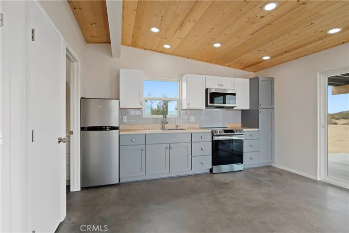57628 Pine Street, Landers, California 92285