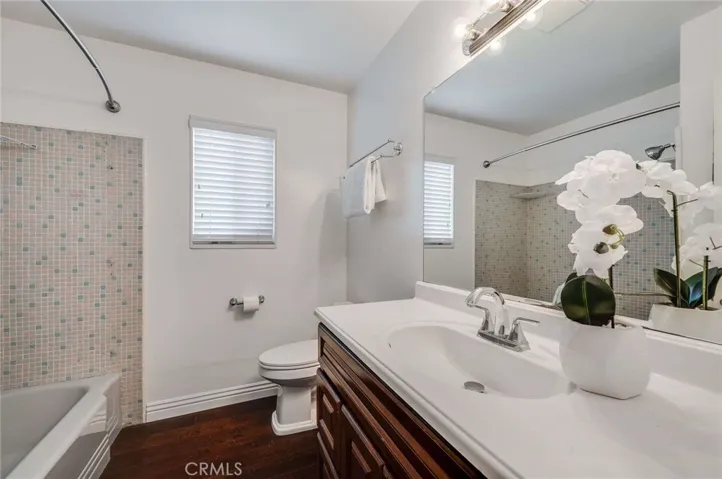 Full Hall Bathroom with Tub/shower combo