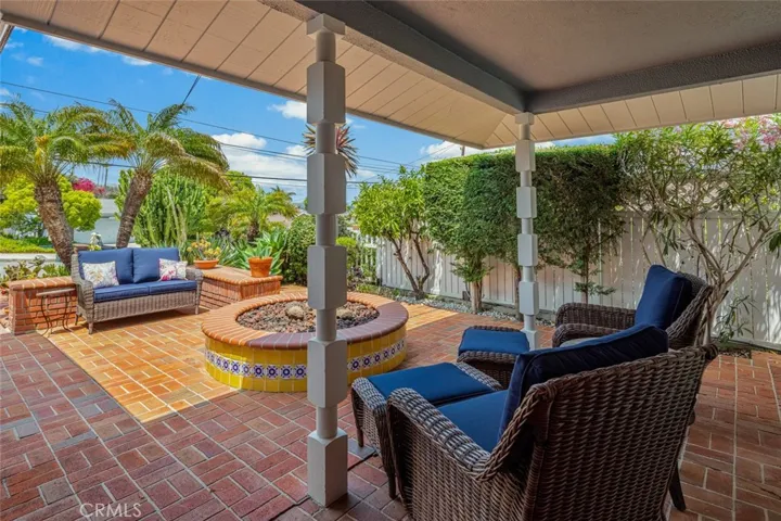 A great sitting area relaxing by the fire pit on those chilly nights.