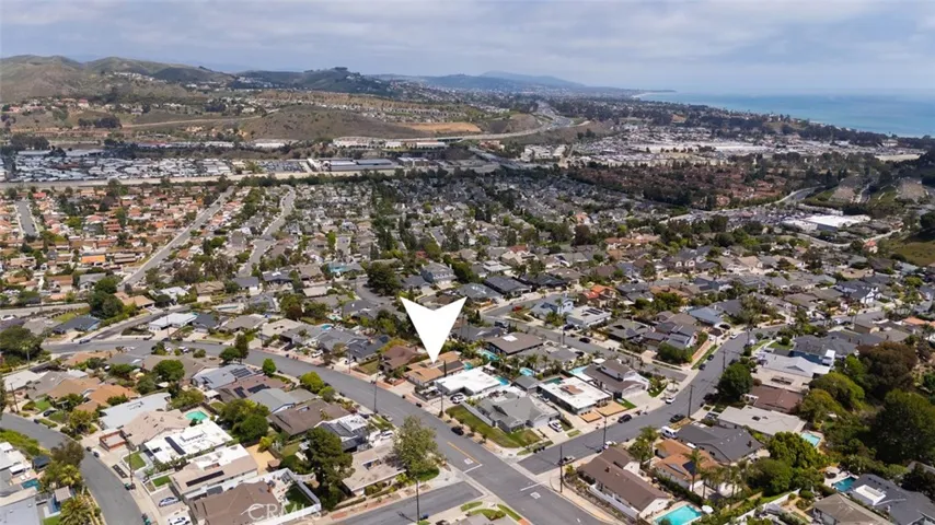 You are HERE!! 1.5 miles from Doheny Beach and Dan Point Harbor. An easy walk or bike ride. Fog still at the beach? Jump in the pool!