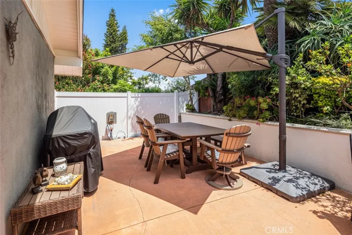 Large BBQ conveys with home.