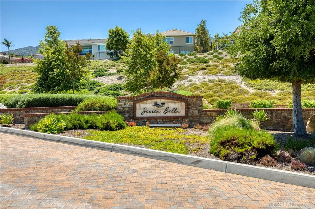 2725 Sierra Bella Drive, Corona, California 92882 home-pic-17