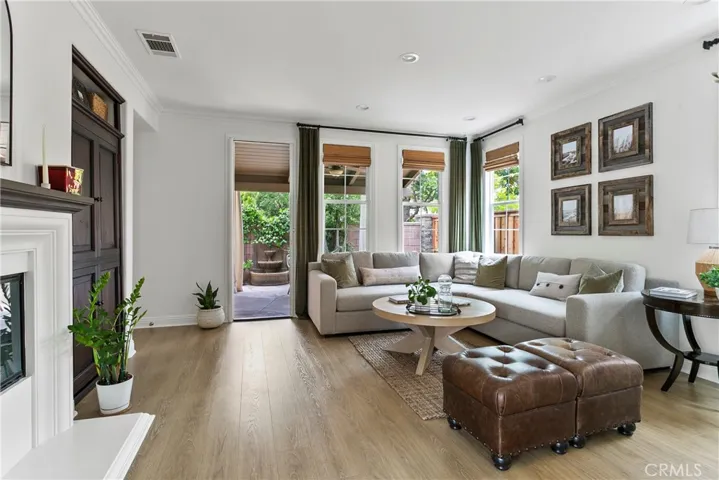 Remodeled interior with great flow and entertainer's layout