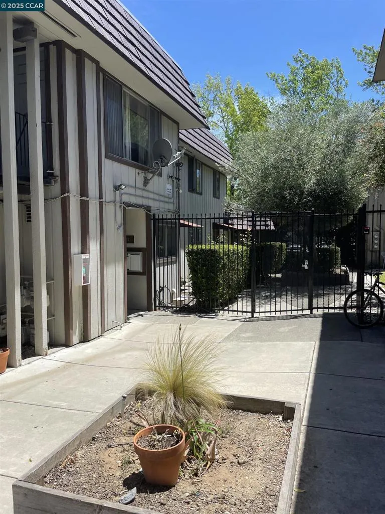 2005 Sierra Rd, Concord, California 94518 home-pic-1