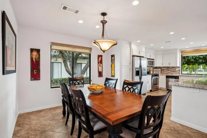 Open & bright dining area