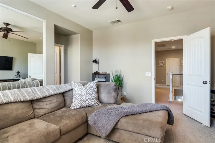 Large Guest Room with private bathroom (bedroom 4)