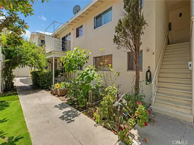 5742 Hazeltine Avenue, Van Nuys, California 91401