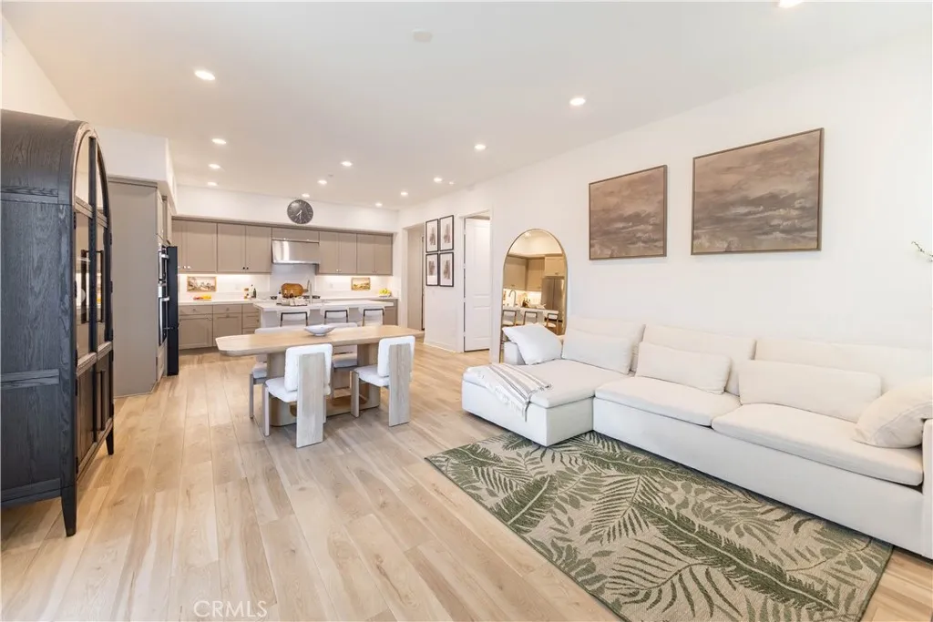 147 Sash, Irvine, California 92618, 2 Bedrooms Bedrooms, ,2 BathroomsBathrooms,Residential,For Sale,Sash,OC25122889