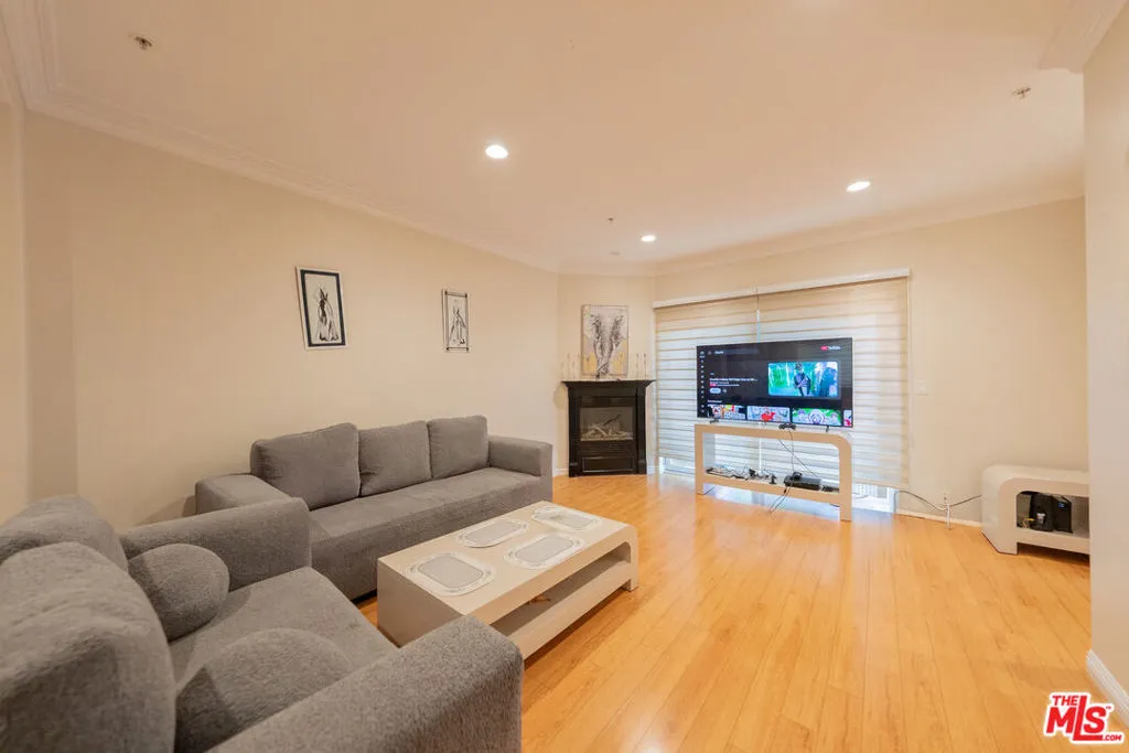 13629 Wyandotte Street 111, Van Nuys, California 91405 home-pic-1