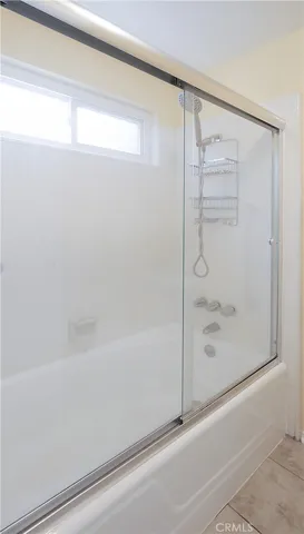 Downstairs Primary Suite bathtub
