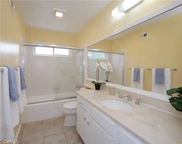 Upstairs Full Bathroom